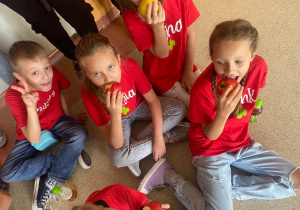 dzieci jedzą jabłuszka